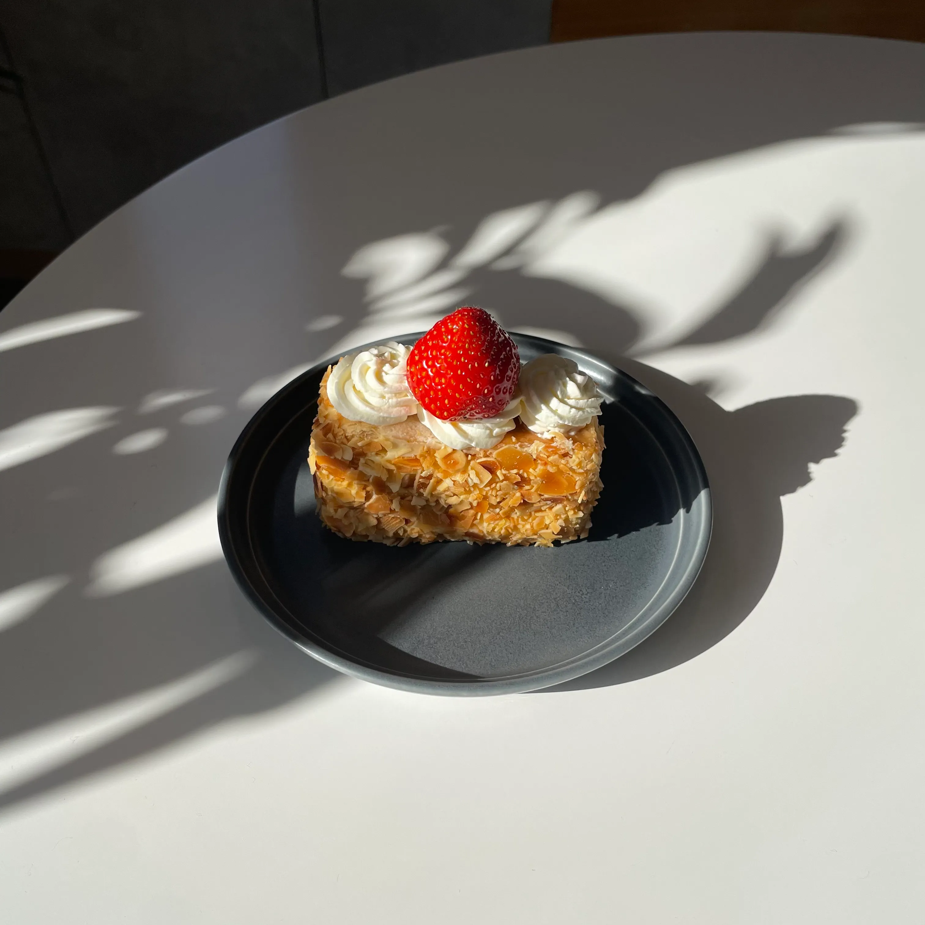 店内の様子。窓際の席が人気です。